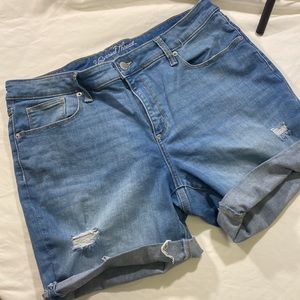 Universal Thread Woman’s Mid Rise Bermuda shorts size 16W